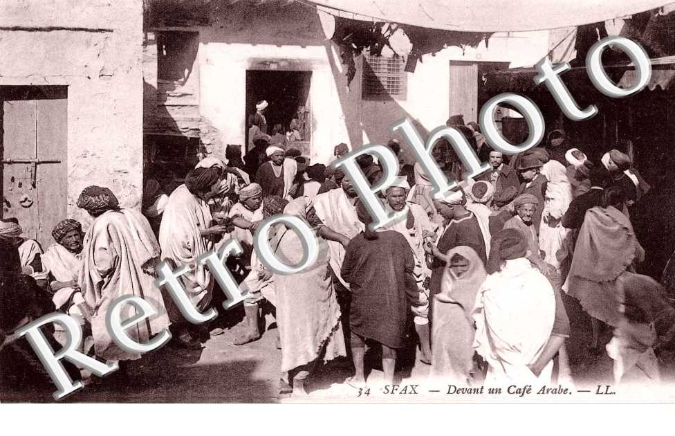 Devant un Café Arabe