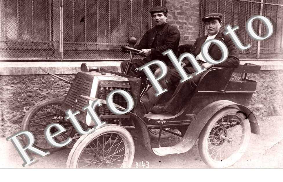 (deux jeunes hommes au volant)