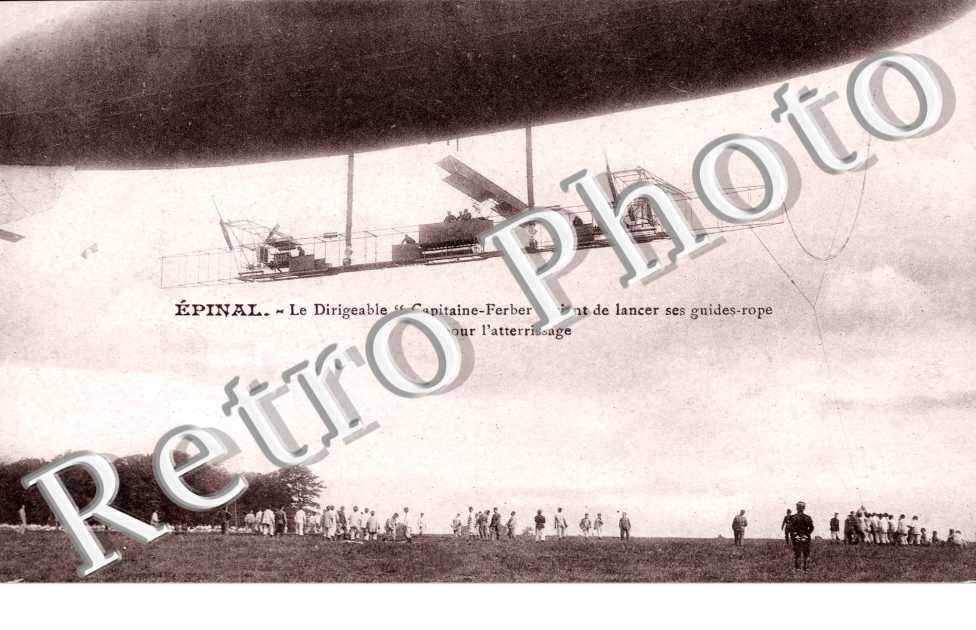 le Dirigeable " Capitaine Ferber " vient de lancer ses guides-rope pour l&#039;atterrissage