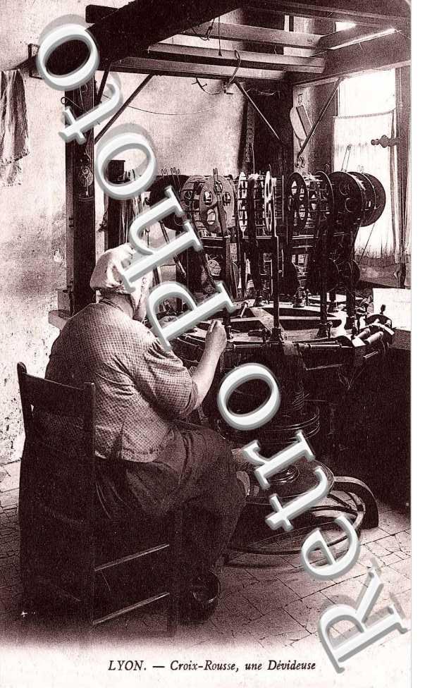 CROIX ROUSSE Une devideuse