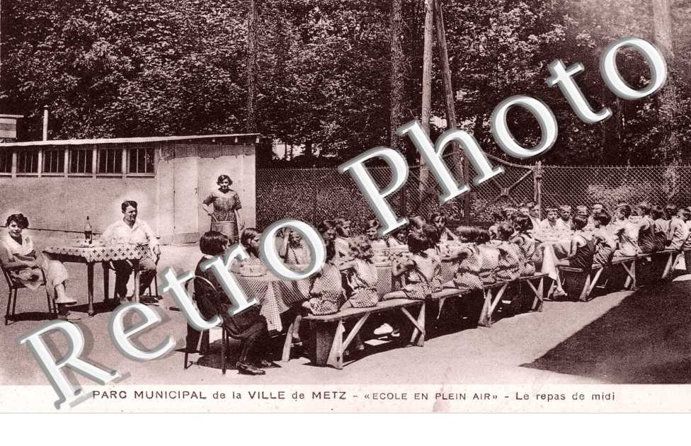 Parc Municipal - Ecole en Plein Air -  Le Repas de Midi