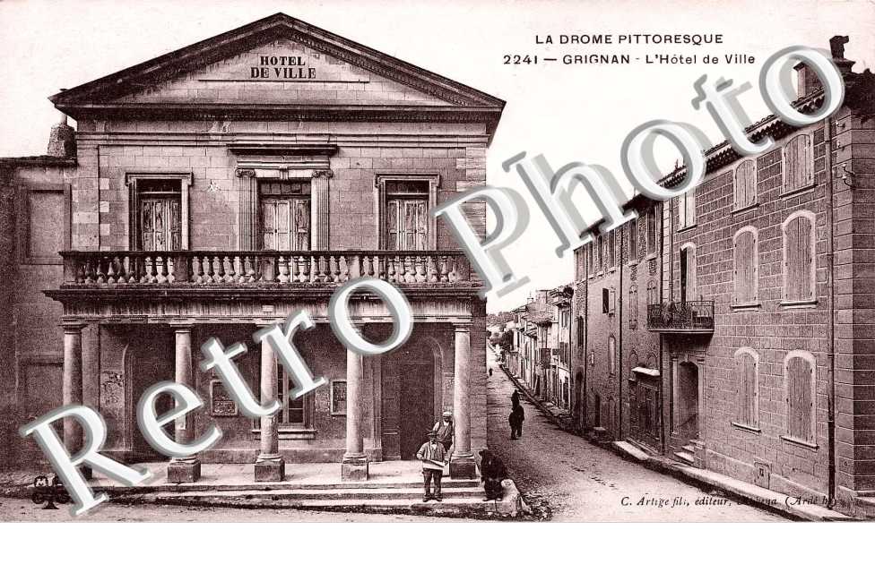 Hotel de ville et grande rue