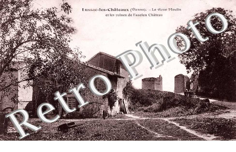 le vieux moulin et les ruines de l' ancien chateau