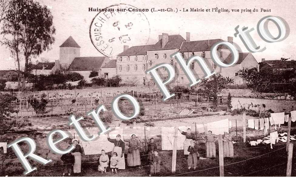 la mairie et l&#039;eglise, vue prise du pont