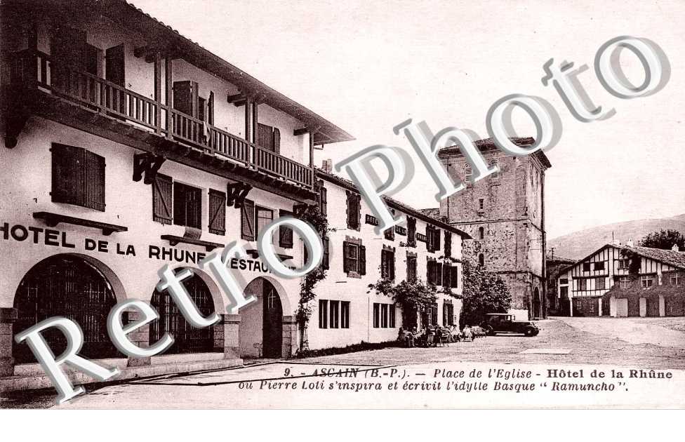 Place de l'eglise - hotel de la Rhune