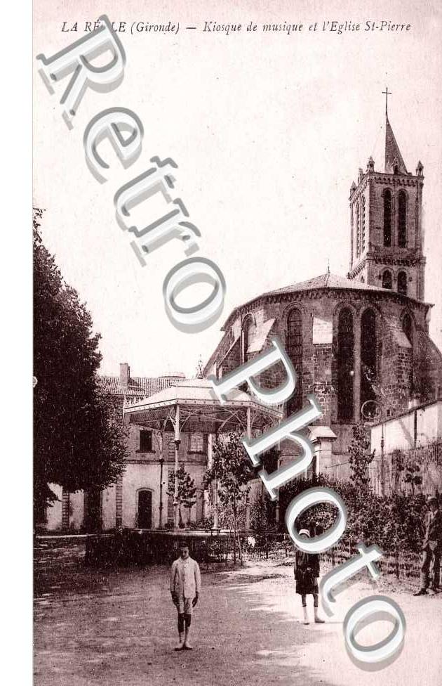 kiosque de musique et l'eglise st pierre