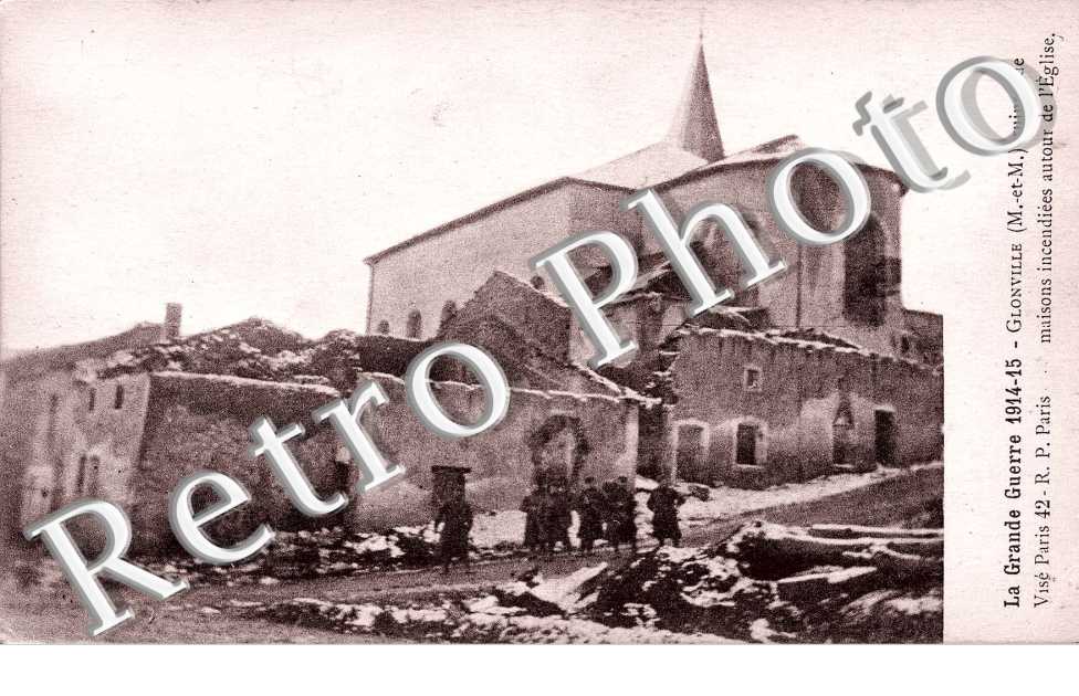 Ruines de maisons incendiees autour de l'Eglise
