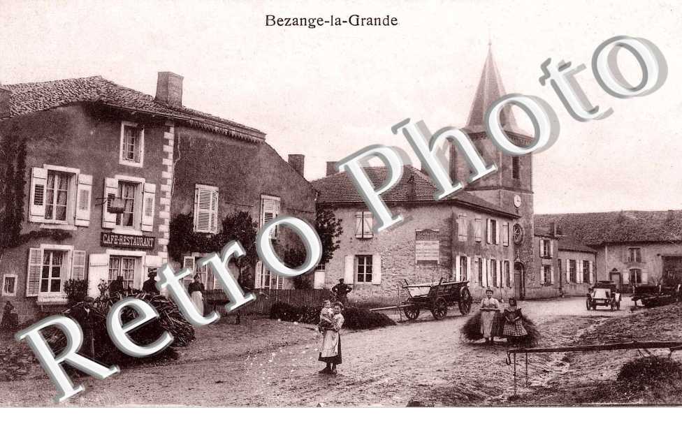 ( une rue du village )