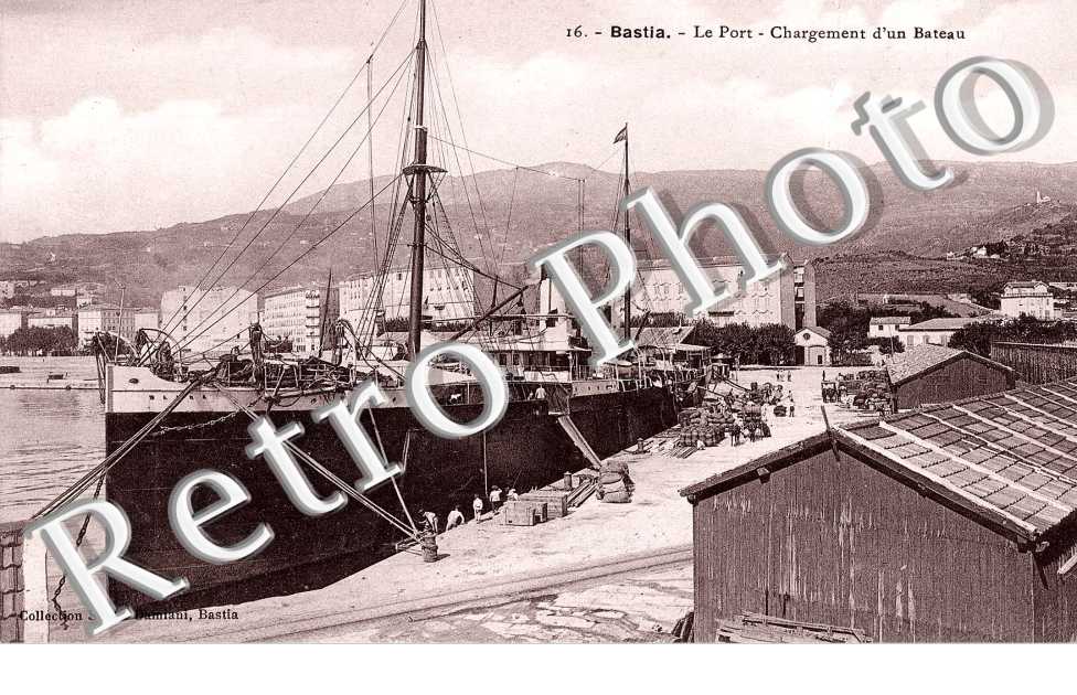 le port - chargement d&#039;un bateau