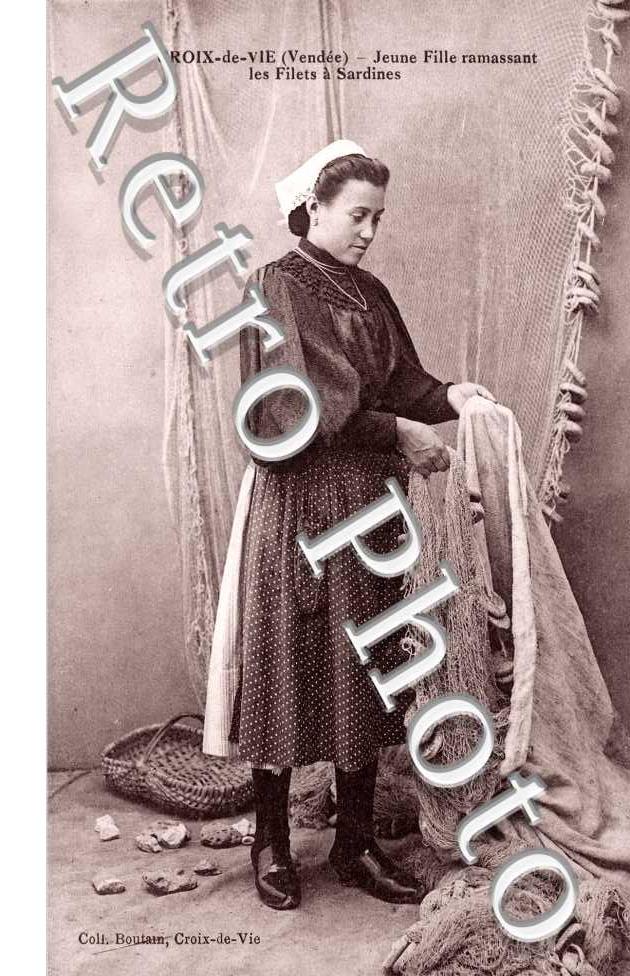 Jeune Fille ramassant les Filets a Sardines