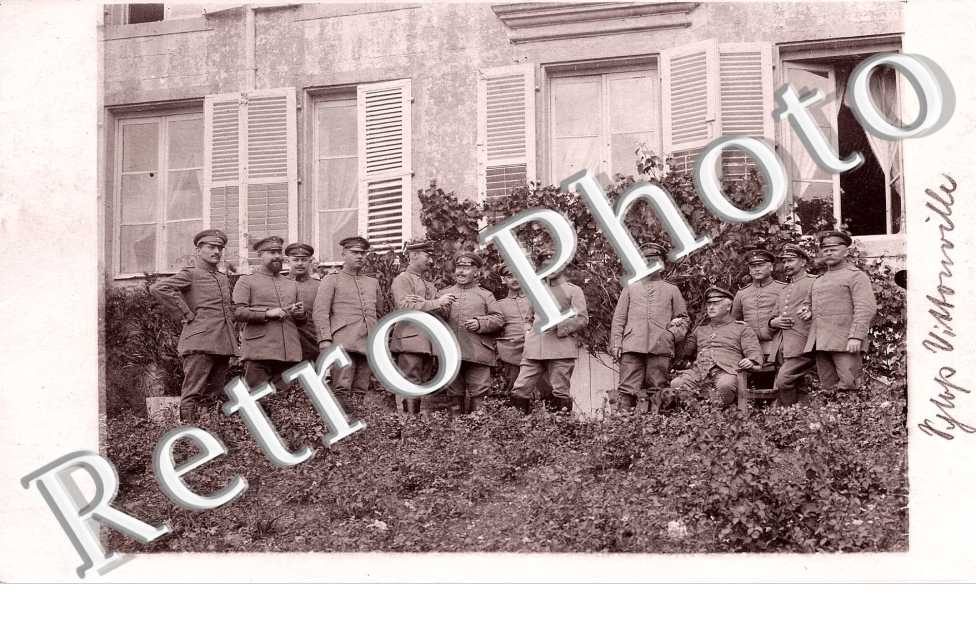 (GROUPES DE MILITAIRES ALLEMANDS DEVANT UNE MAISON)