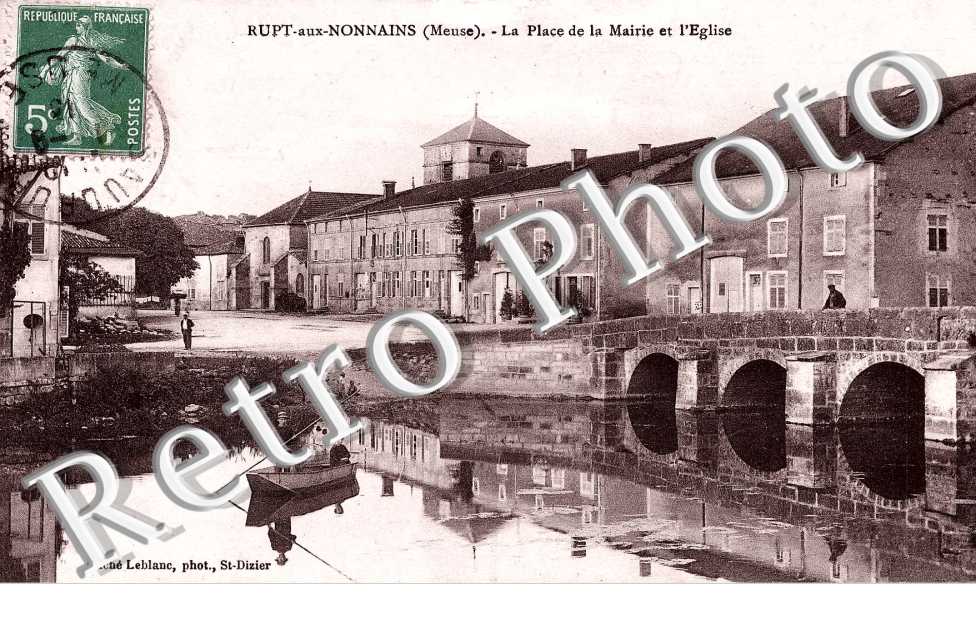 la place de la mairie et l'eglise