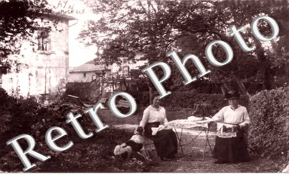 Deux dames dans le parc d&#039;une maison particuliere