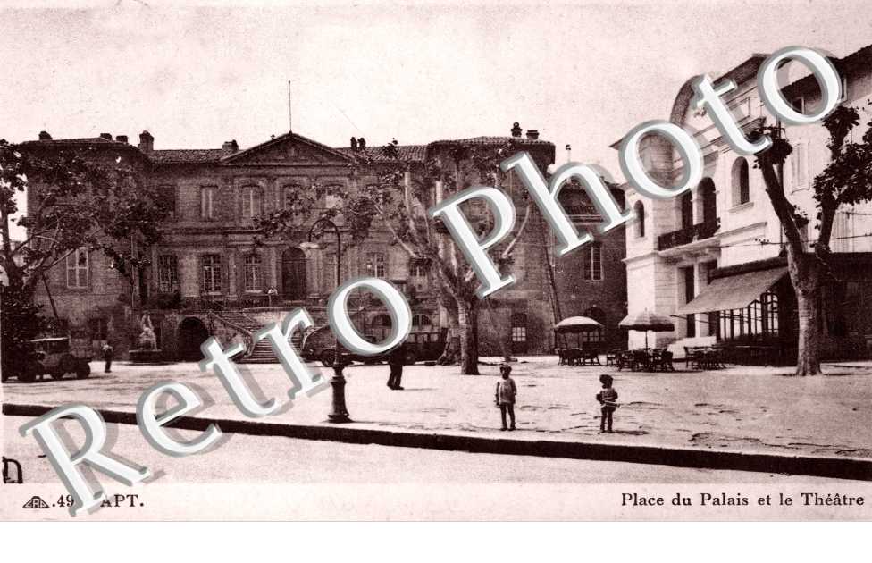 Place du Palais et le Theatre