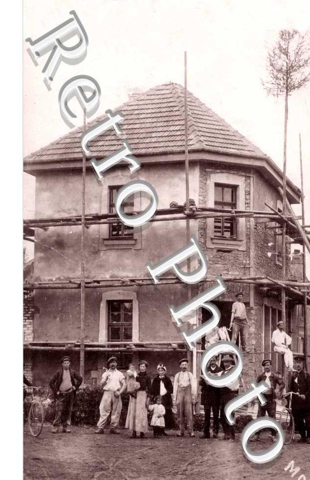 Une maison en travaux avec echafaudage