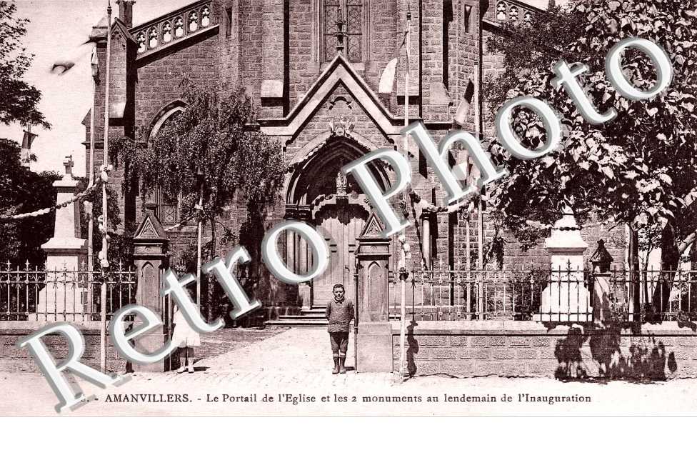 le portail de l'eglise et les 2 monuments au lendemain de l'inauguration