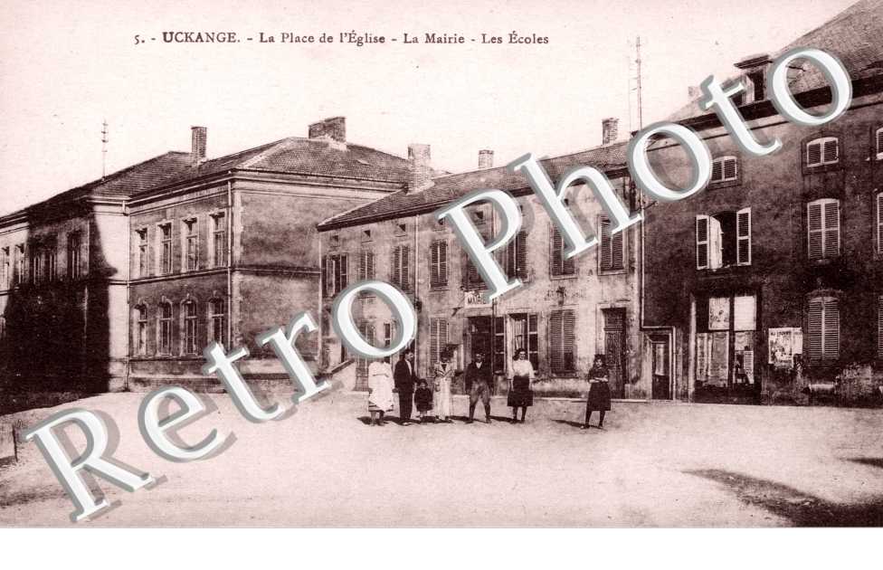 la Place de l'EGlise, la Mairie et les Ecoles