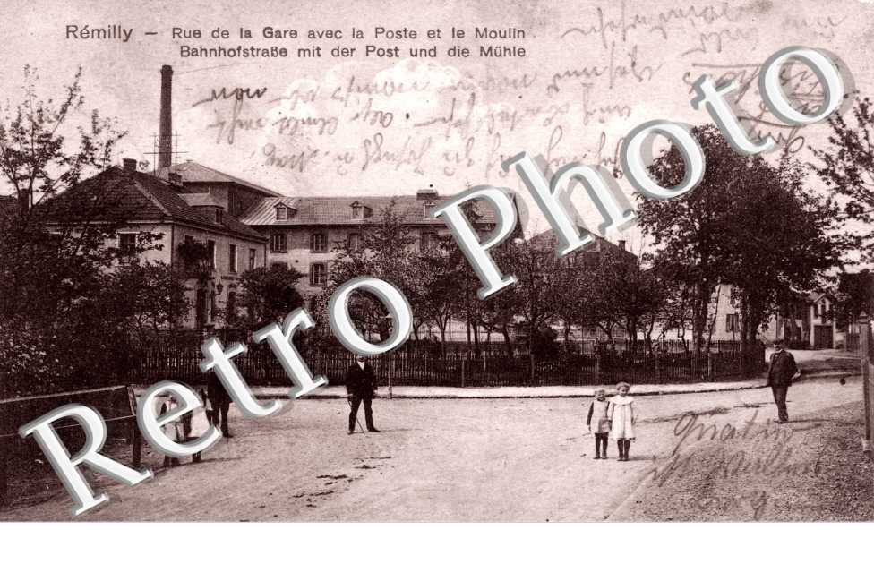 Rue de la gare avec la poste et le moulin