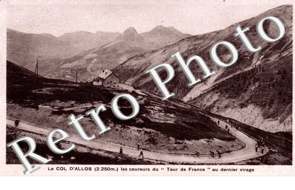 Le Col -  les coureurs du Tour de France au dernier virage
