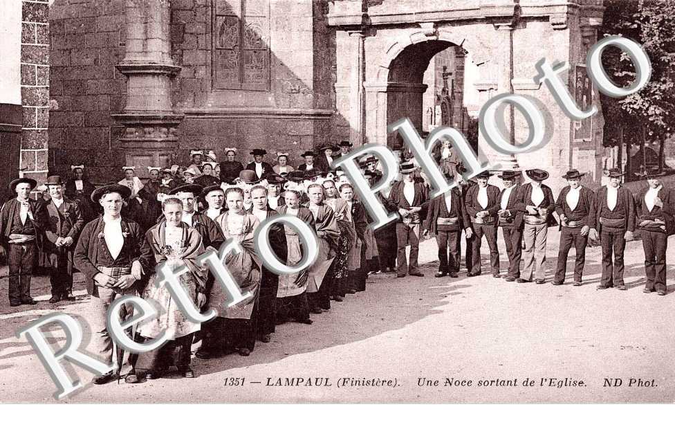 une noce sortant de l&#039;eglise