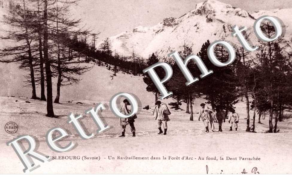 un ravitaillement dan la foret d&#039;Arc Au fond, la dent Parrachee