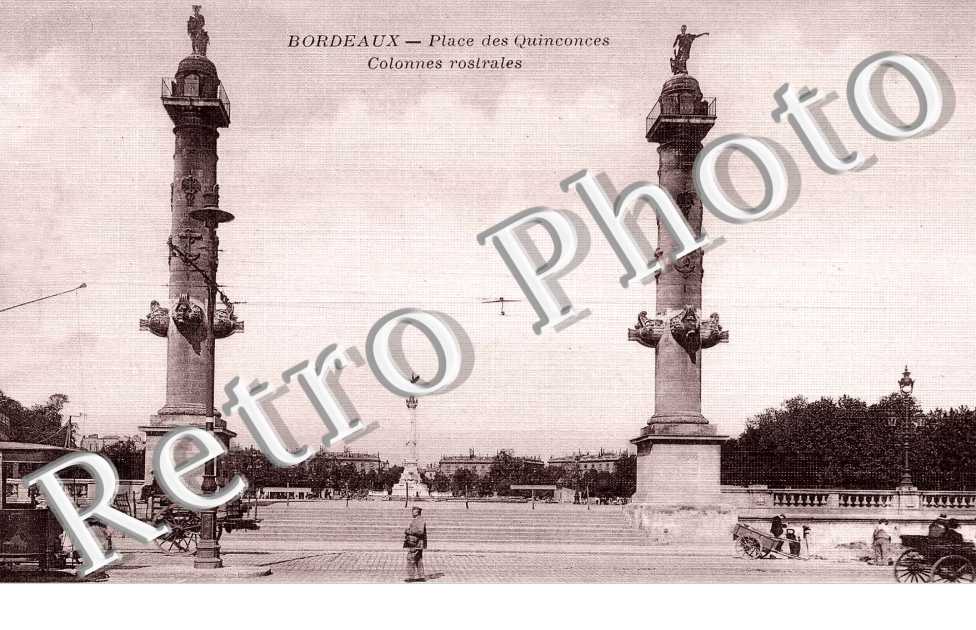 place des Quinconces. Colonnes rostrales