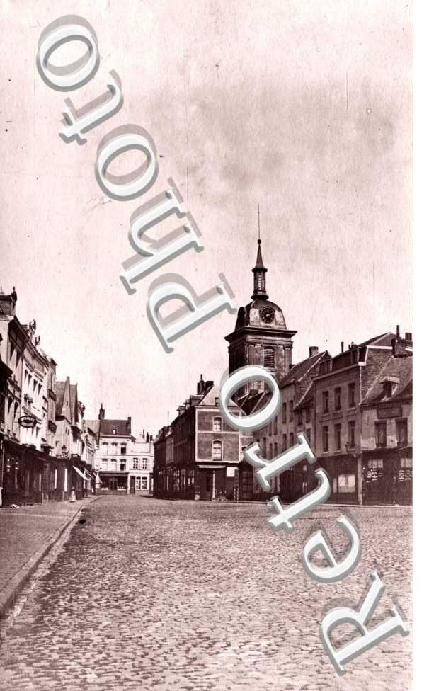 une place et l&#039;église