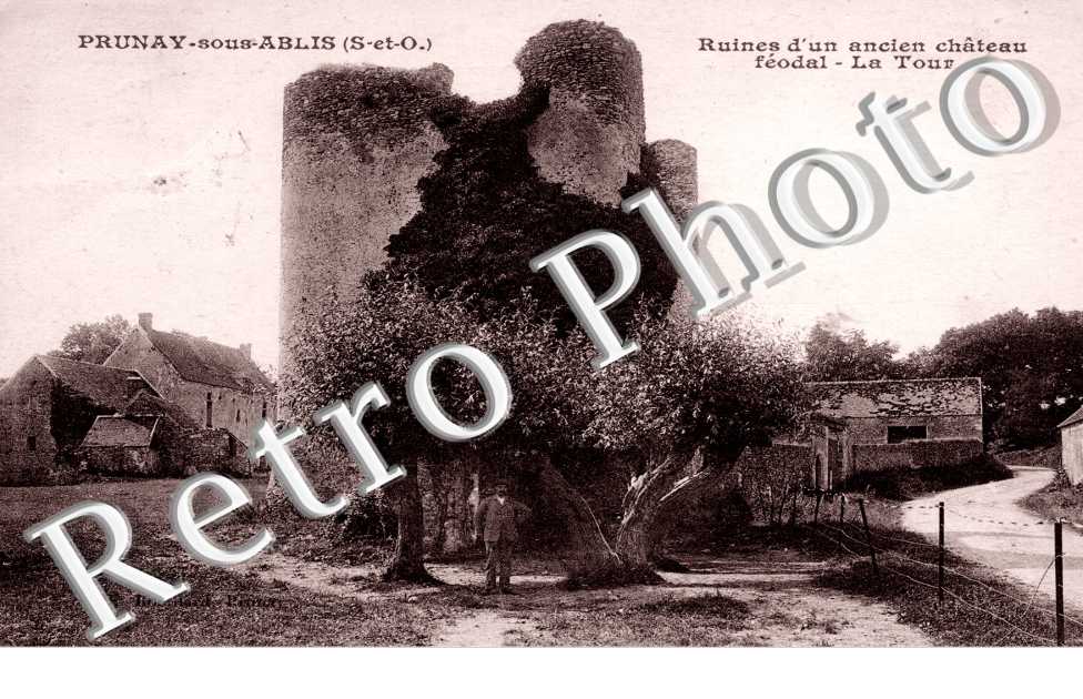 PRUNAY-SOUS-ABLIS Ruines d&#039;un ancien chateau feodal  La tour