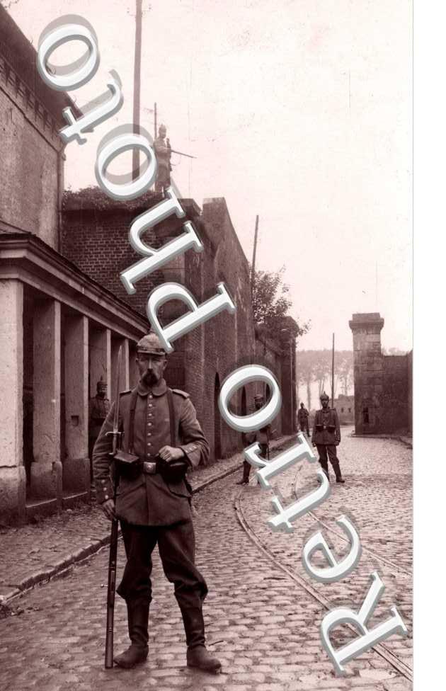 A llemands dans une rue prés des fortifications