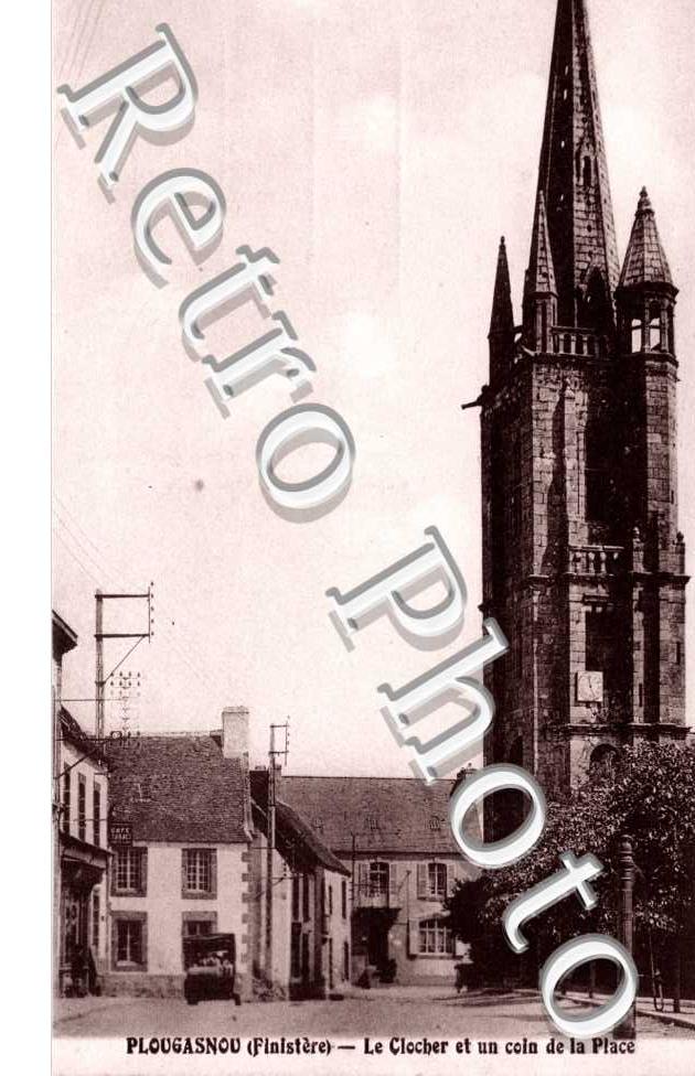 L'Eglise et un coin de la place