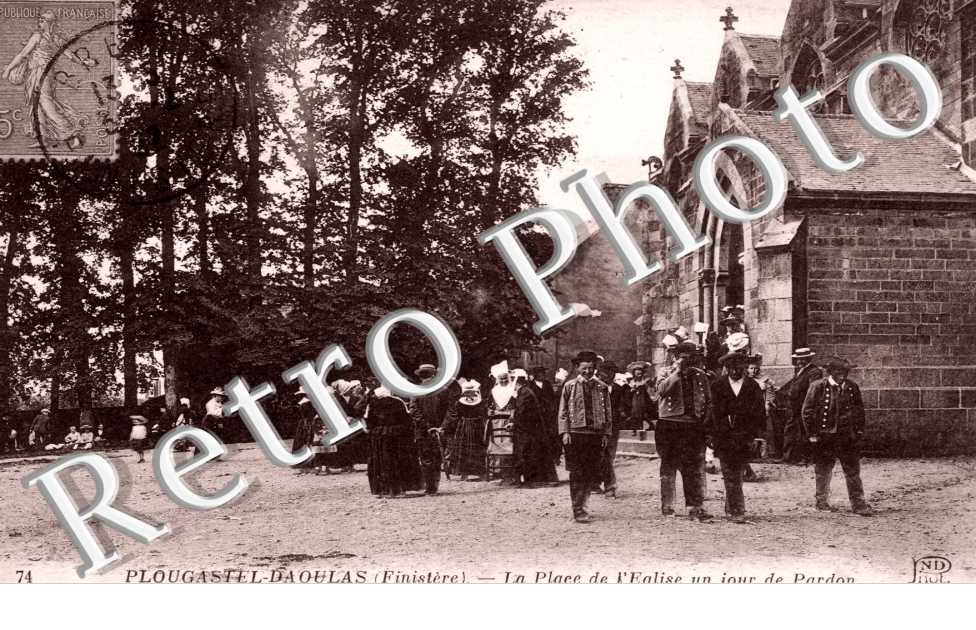 la place de l&#039;eglise un jour de pardon