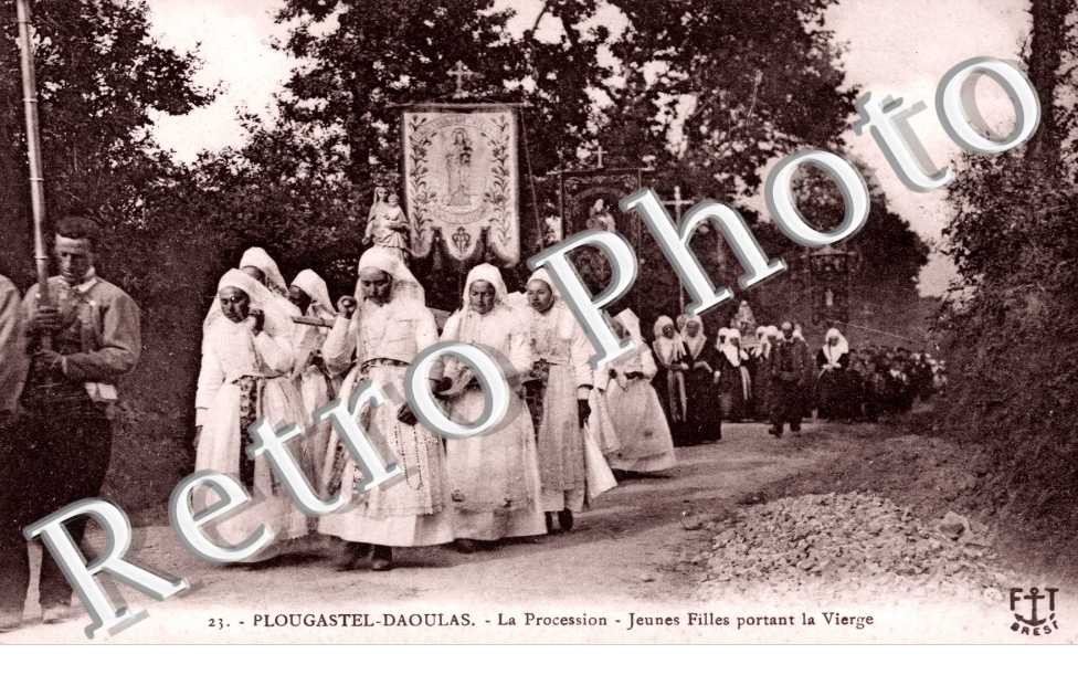 la Procession, Jeunes Filles portant la Vierge