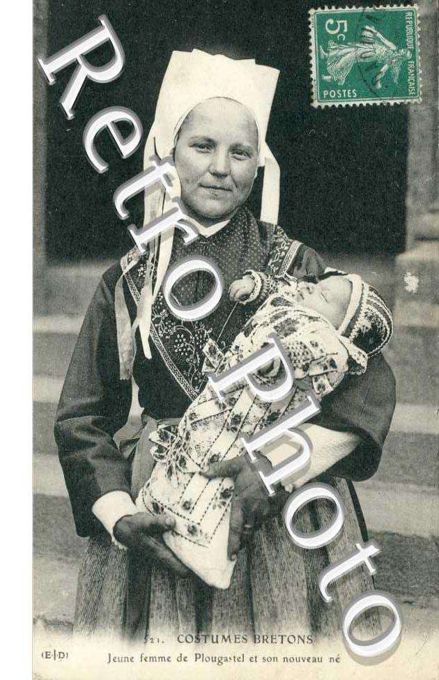 jeune femme de Plougastel et son nouveau ne