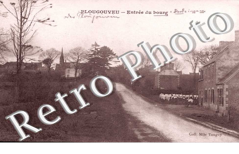 Plougouveu - entree du bourg
