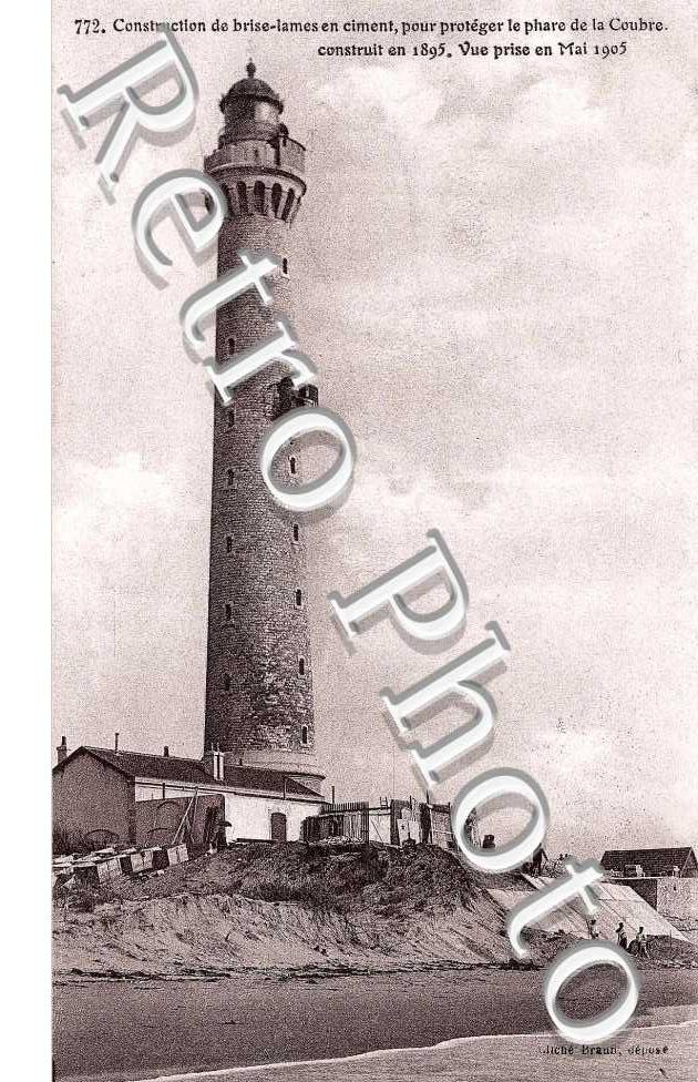 Construction de brises-lames en ciment, pour proteger le phare de la Coubre construit en 1895. Vue prise en mai 1905