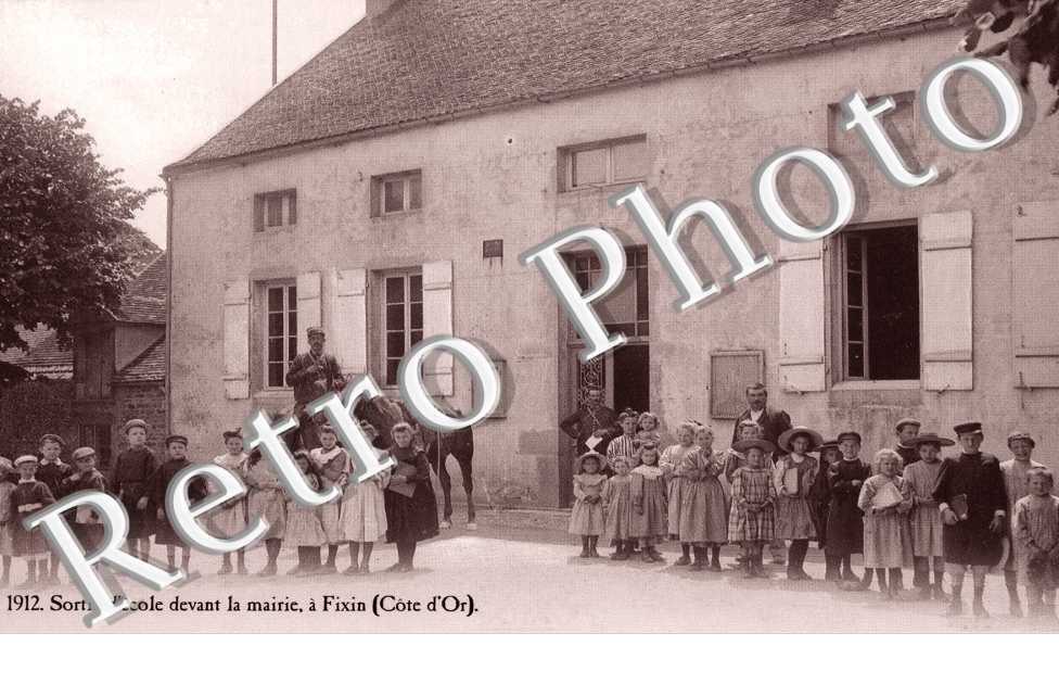 Sortie d'ecole devant la mairie 
