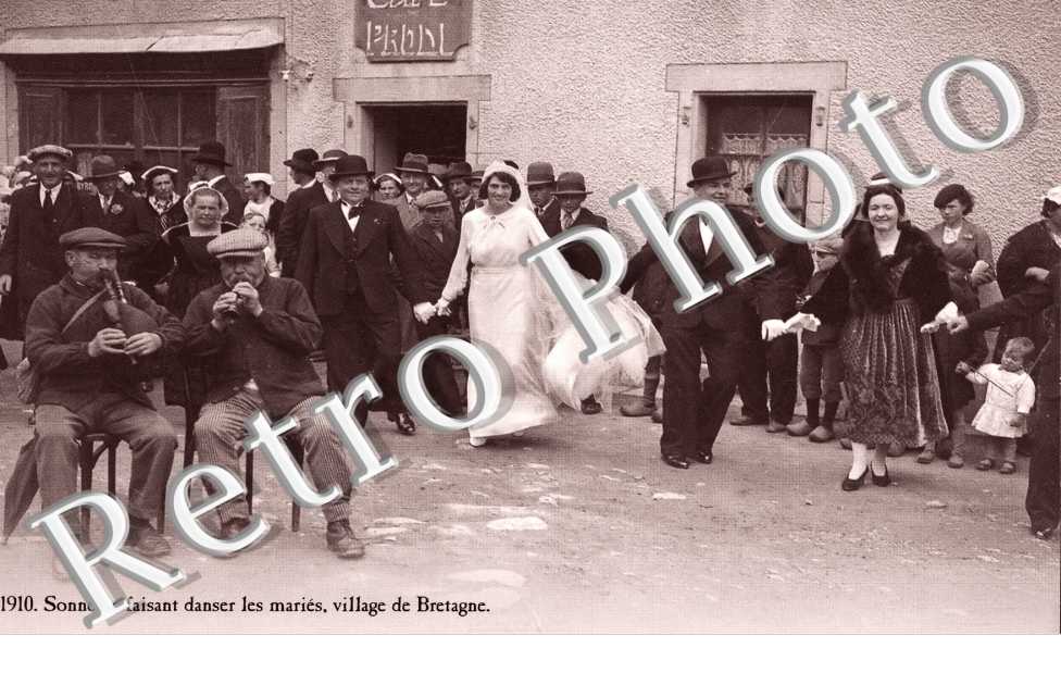 Sonneurs faisant danser les maries, village de Bretagne.
