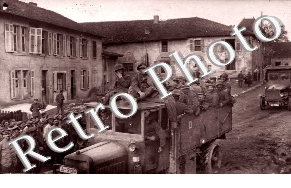 camions et militaires allemands