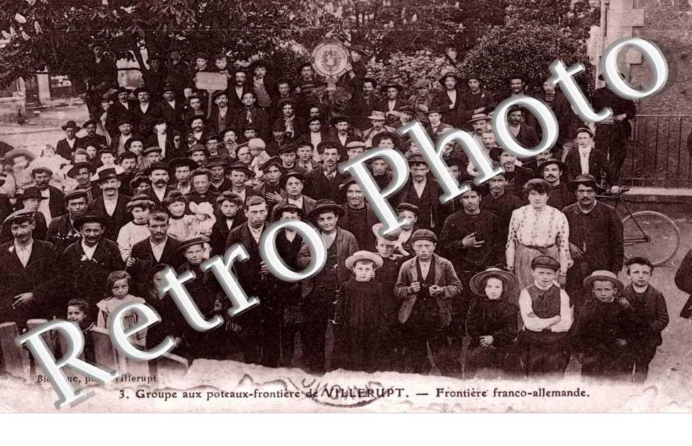 GROUPE AUX POTEAUX-FRONTIERE DE VILLERUPT  FRONTIERE FRANCO-ALLEMANDE