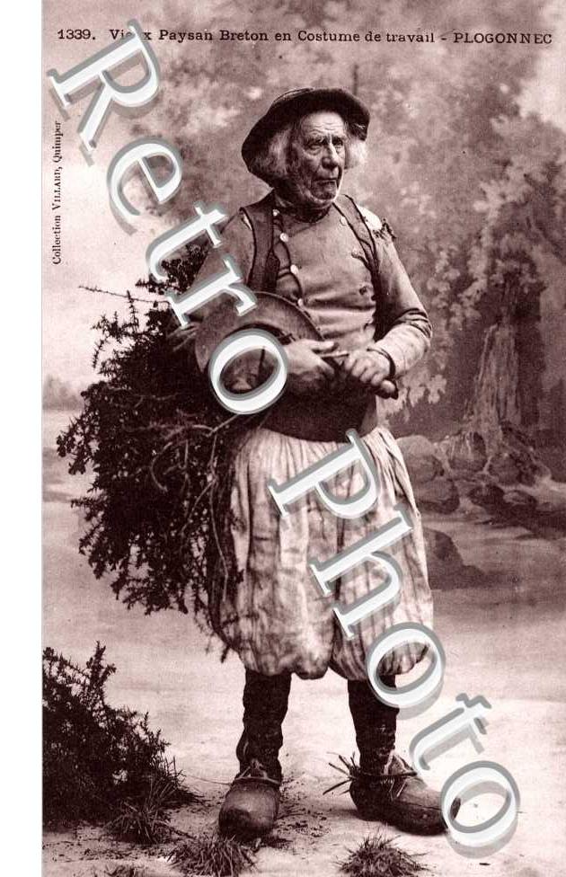 Vieux paysan breton en costume de travail