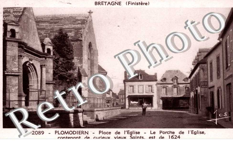 place de l&#039;eglise, le porche de l&#039;eglise contenant de curieux vieux saints, est de 1624