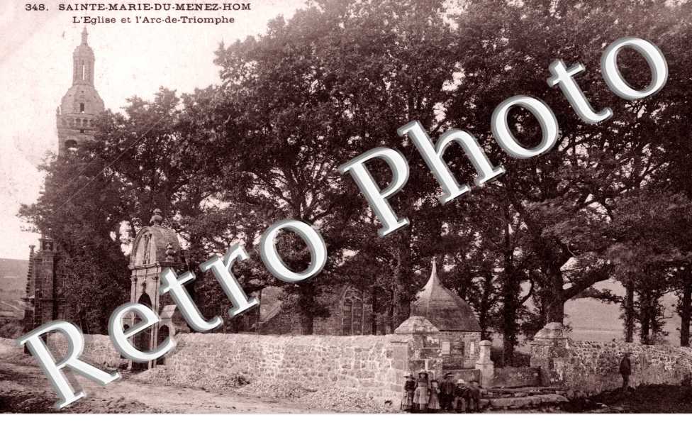 l&#039;Eglise et l&#039;Arc de Triomphe, Sainte-Marie-du-Menez-Hom