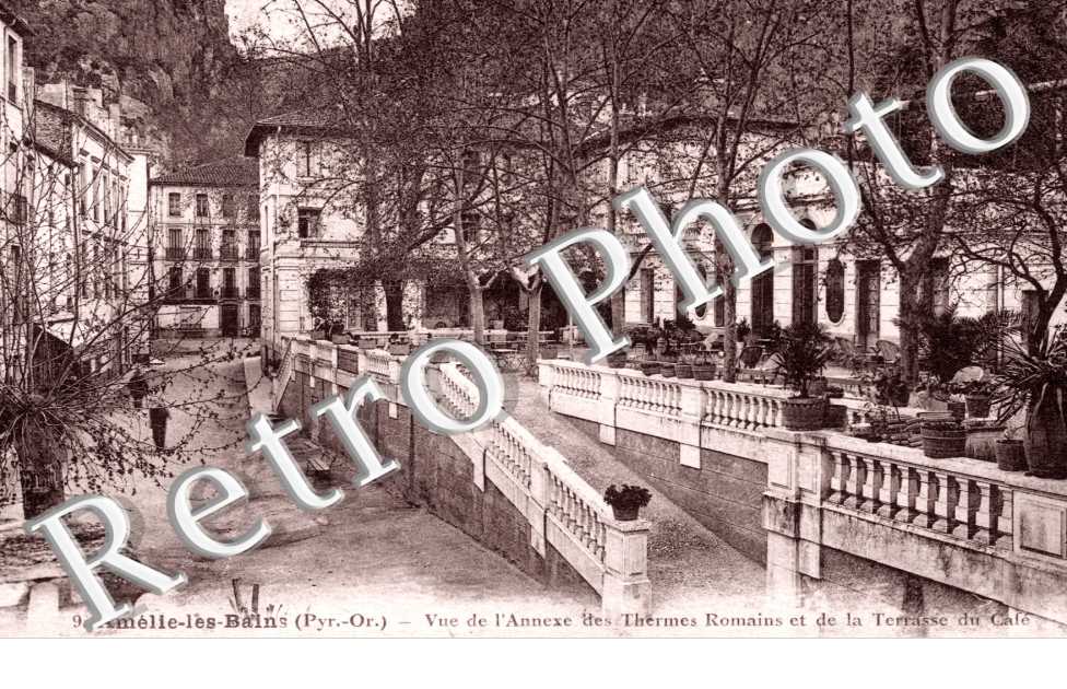 Vue de l&#039;annexe des Thermes Romains et de la Terrasse du Cafe
