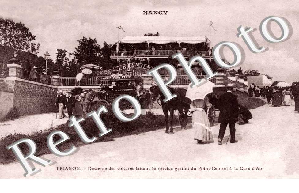 Trianon Descente des voitures faisant le service gratuit du Point-Central a la Cure d'Air