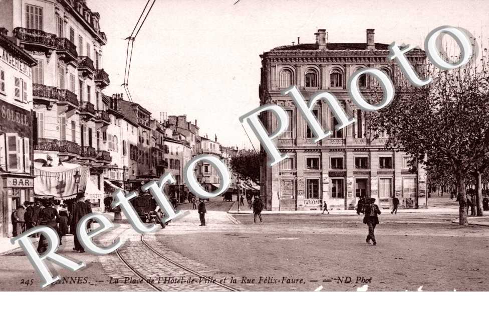 Place de l&#039;Hotel de Ville et la Rue Felix Faure
