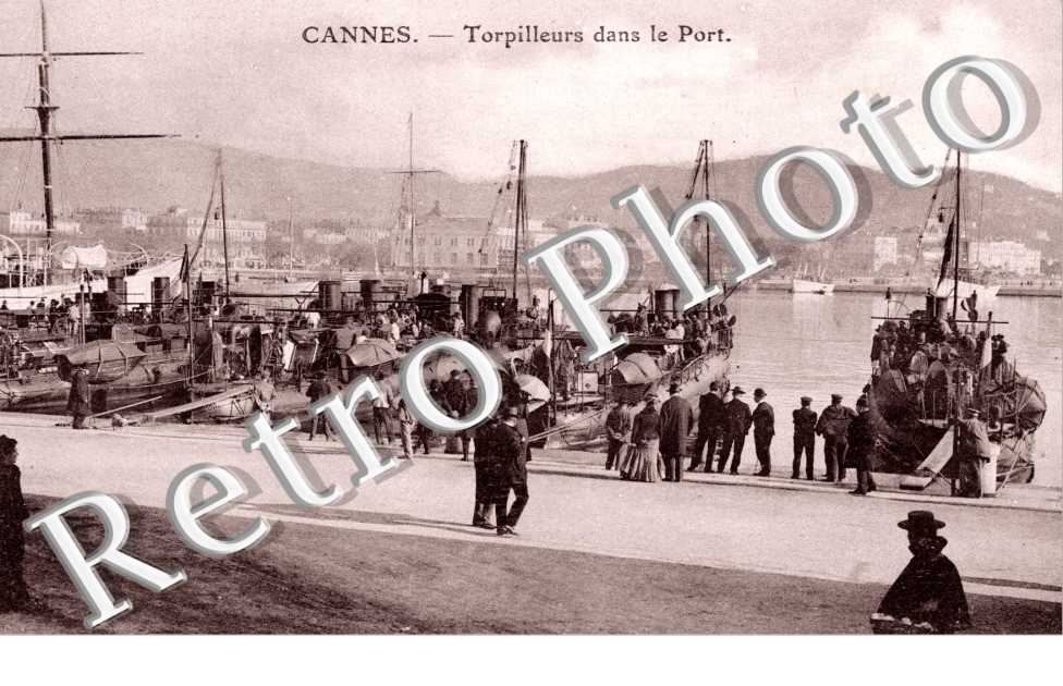 Torpilleurs dans le port