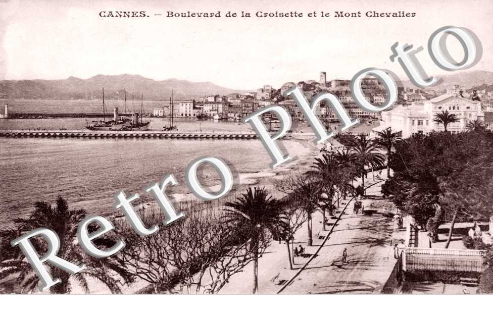 Boulevard de la Croisette et le Mont Chevalier