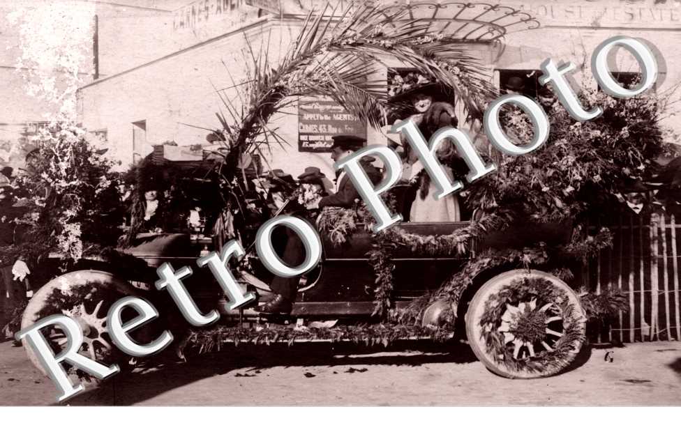 (voiture decoree de fleurs defilant dans la rue )