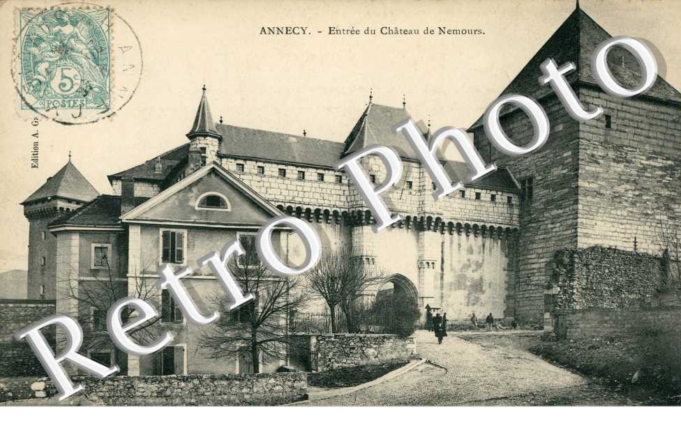 Entree du Chateau de Nemours