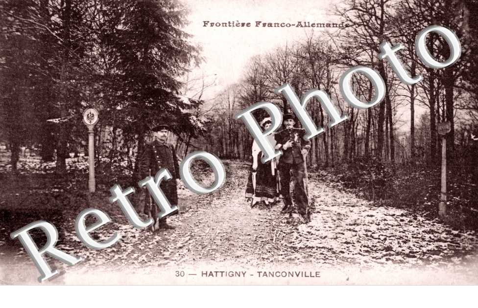 Trois personnes prisent en photos